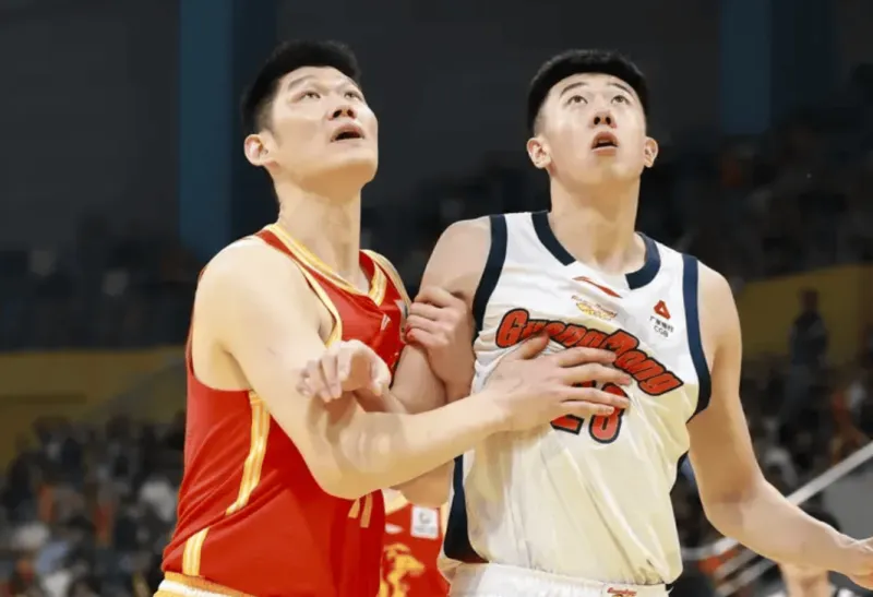 足球比分-胡金秋出战28分钟，投篮10中6、罚球5中4得到16分10篮板